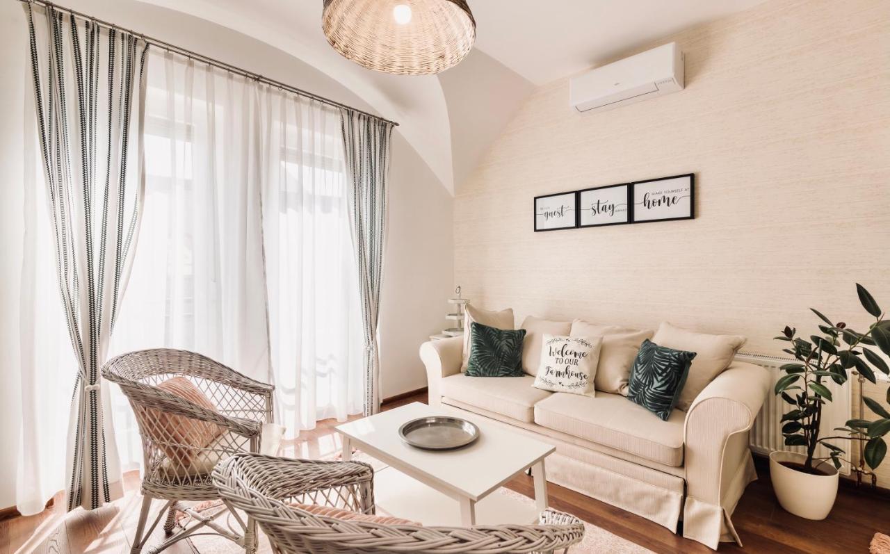 Monarchia Cottage Apartman โมชนมายารูวาร์ ภายนอก รูปภาพ